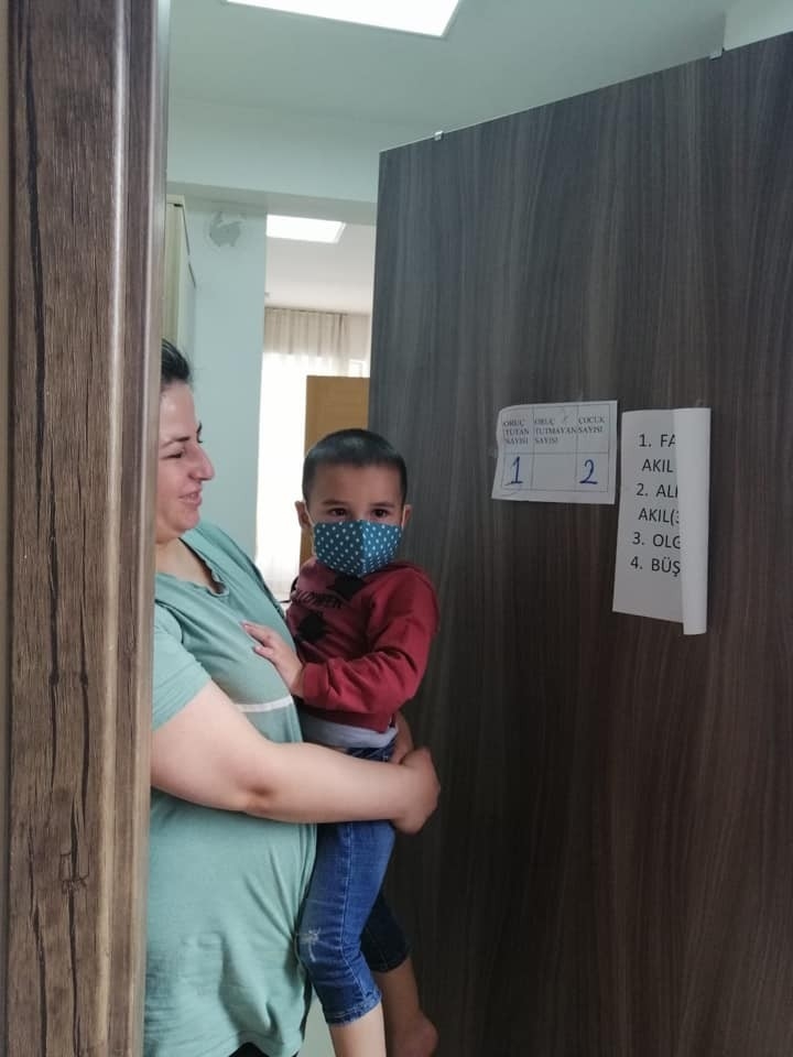 Karantina Da Kalan Miniklere Renkli Maskeler Hediye Edildi