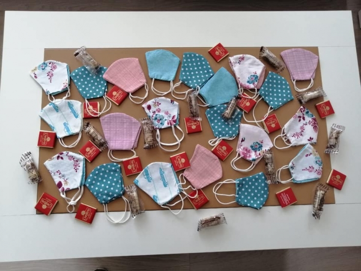 Karantina Da Kalan Miniklere Renkli Maskeler Hediye Edildi