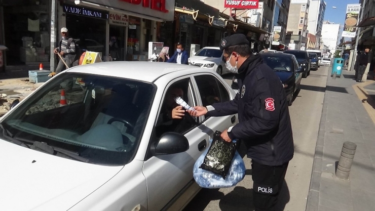 Kilis’te Polis Uyarılarda Bulunduğu Sürücülere Maske Dağıttı