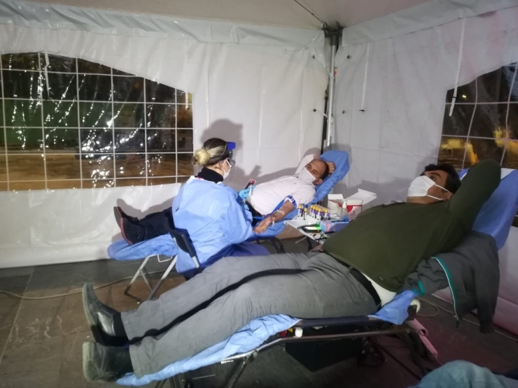 İzmir’de İftar Sonrası Kızılay’a Kan Bağışı