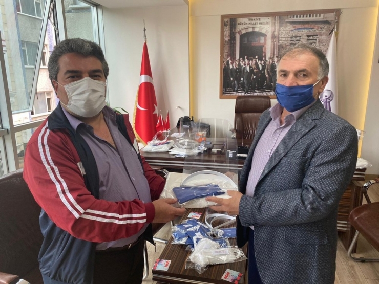 Kuaför Ve Berberlere Ücretsiz Maske Ve Ekipman Desteği