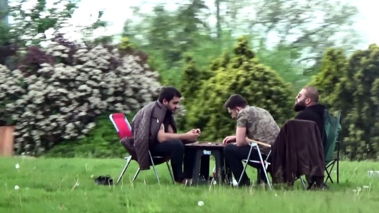 İstanbul’da Şaşırtan Görüntü: E-5’in Yanı Başında Piknik Yapıp Tavla Oynadılar