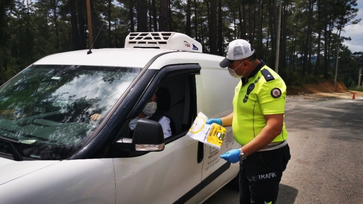 Marmaris’te Sürücülerin Çocuklarına Tişört Hediye Edildi