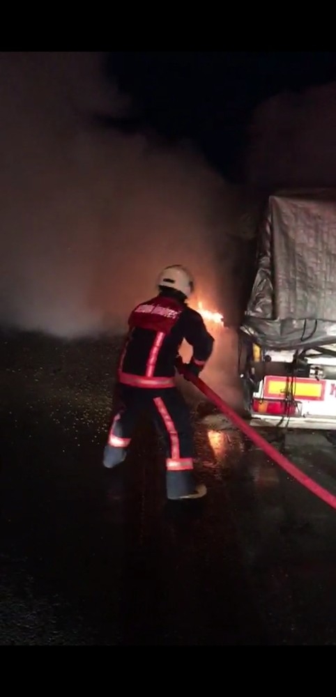 Tarsus’ta Tır Alev Alev Yandı