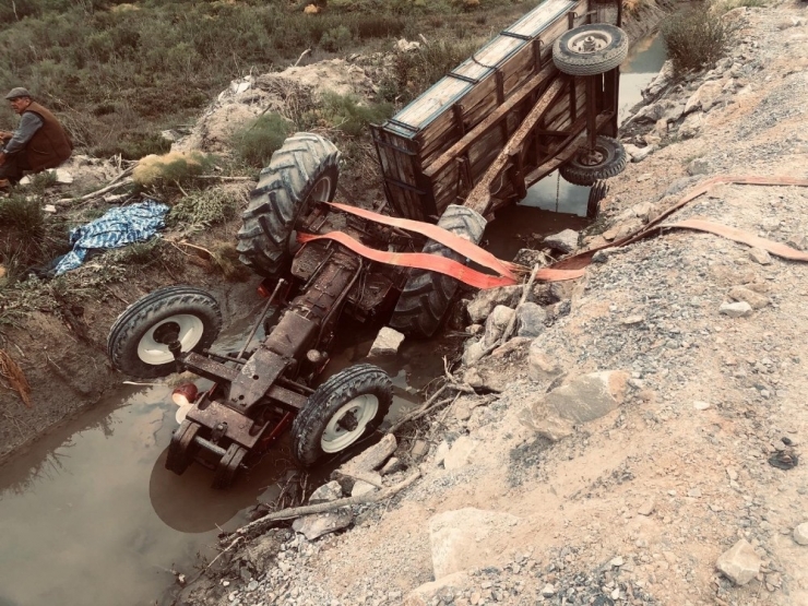 Ters Dönen Traktörün Altında Can Verdi