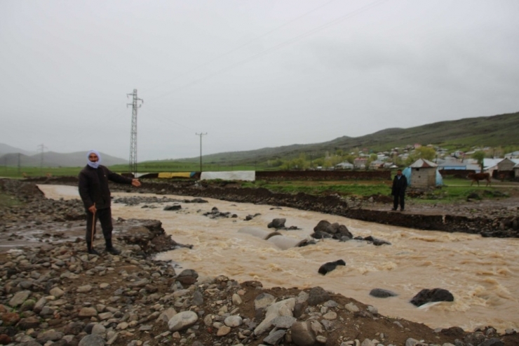 Varto’da Yağmur Sele Neden Oldu
