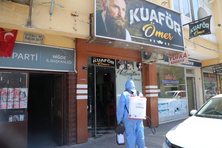 Niğde’de Berber Ve Kuaförler Dezenfekte Ediliyor