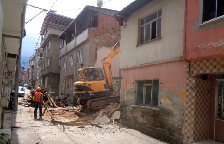 Osmangazi’de 2 Katlı Metruk Bina Yıkıldı