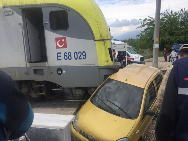 Trenin Çarptığı Otomobilin Sürücüsü Yaralandı