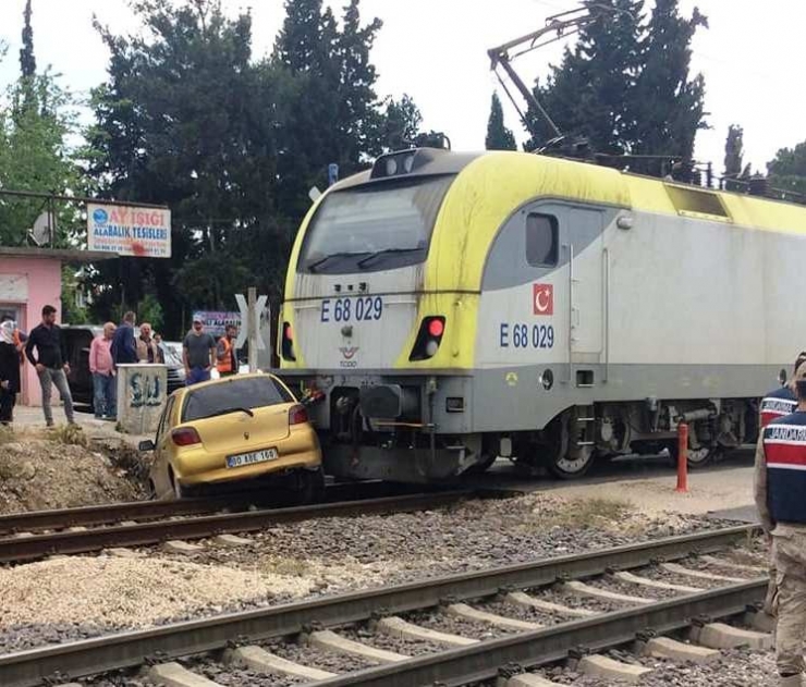 Trenin Çarptığı Otomobilin Sürücüsü Yaralandı