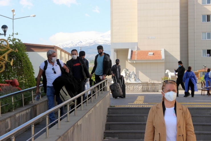 Kayseri’de Karantina Süresi Dolan 289 Kişi Memleketlerine Uğurlandı