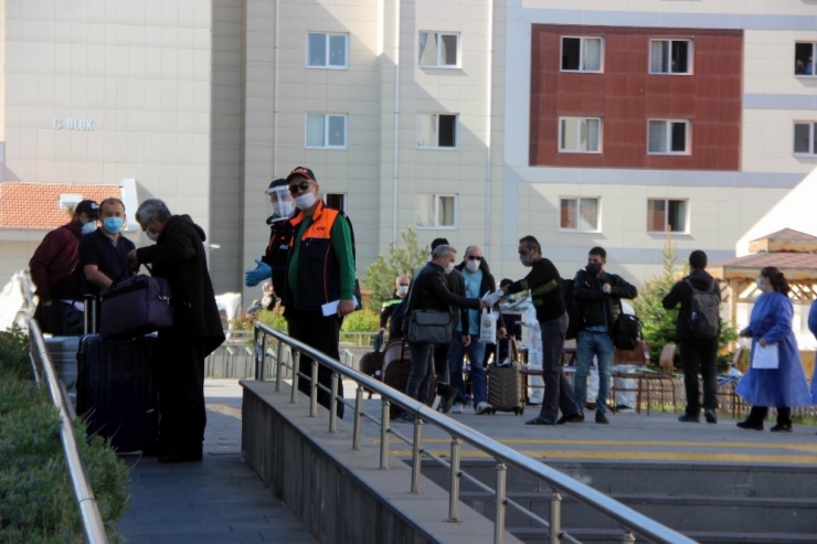 Kayseri’de Karantina Süresi Dolan 289 Kişi Memleketlerine Uğurlandı
