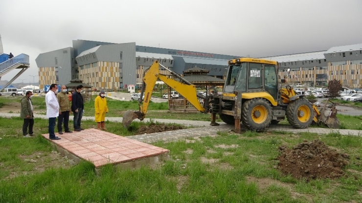 Hastane Bahçesinde Fidanlar Nefes Olacak
