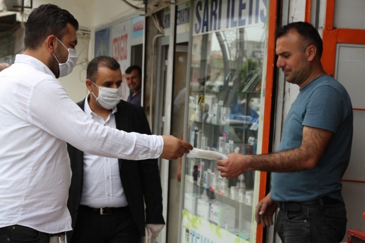 Silopi’de Vatandaşlara Ücretsiz Maske Dağıtıldı