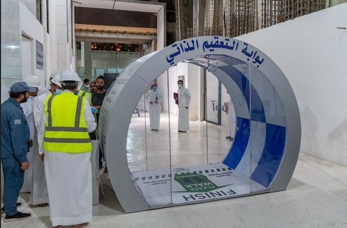 Suudi Arabistan İki Caminin Girişine Sterilizasyon Kapısı Koydu