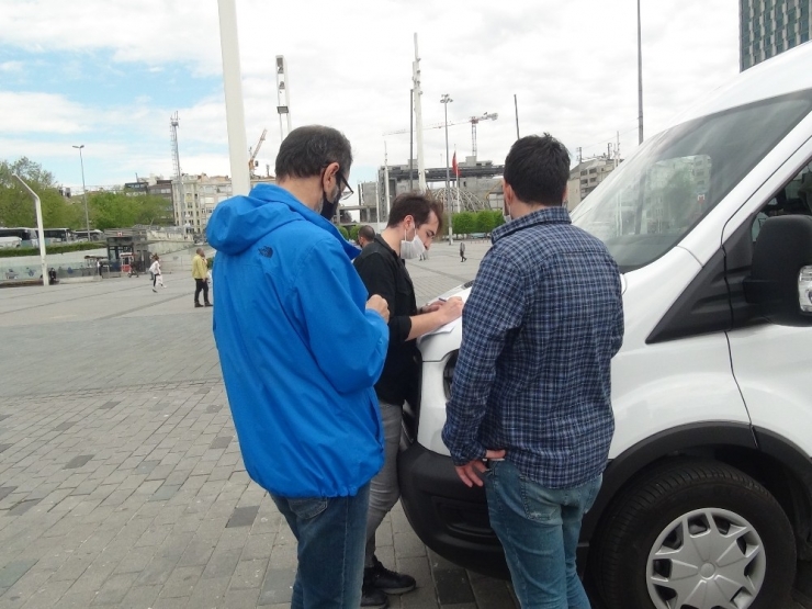 taksim’de İki Arkadaşa Sosyal Mesafe Ve Maske Cezası
