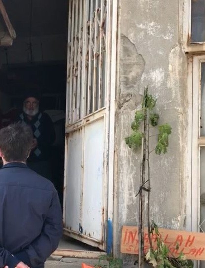 Kapıya Astığı Mesajla Gülümsetmişti: O Amca Maaşını Teslim Aldı