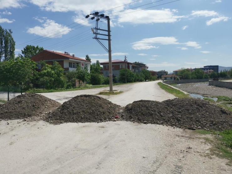 Karantinaya Alınan Mahallede Yollar Toprak Yığınları İle Kapatıldı