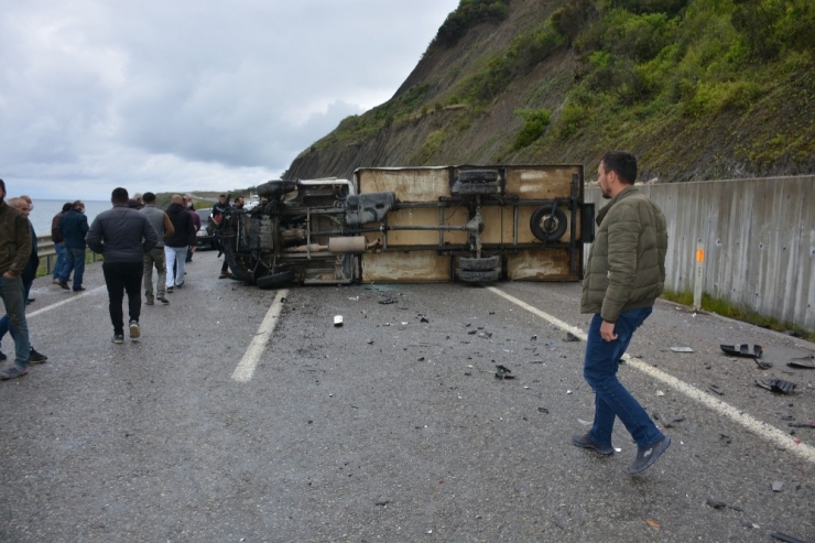 Sinop’ta Kamyonet İle Otomobil Çarpıştı: 3 Yaralı
