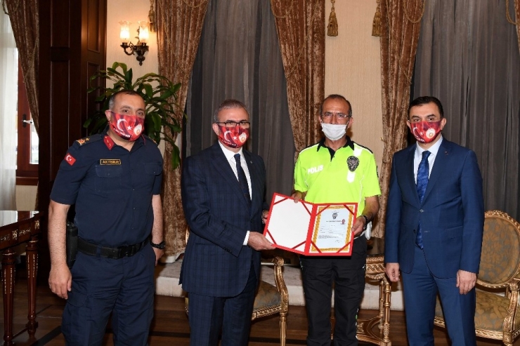 Vali Karaloğlu Trafik Haftasını Başarı Belgesiyle Kutladı