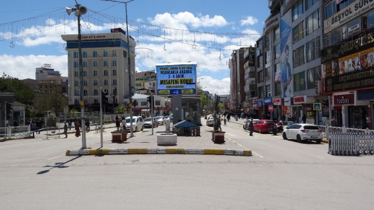 Van’ın İşlek Caddeleri Yeniden Trafiğe Açıldı