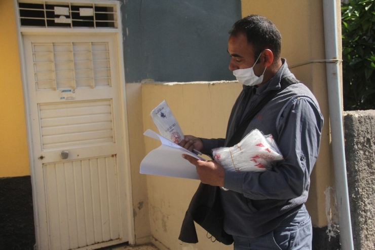 Ptt Görevlileri Ev Ev Maske Dağıtıyor