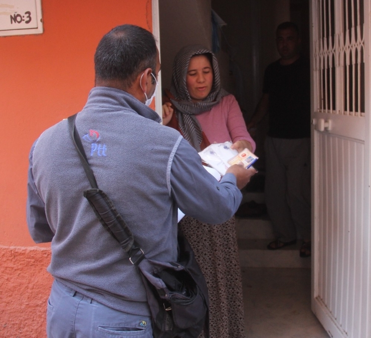Ptt Görevlileri Ev Ev Maske Dağıtıyor