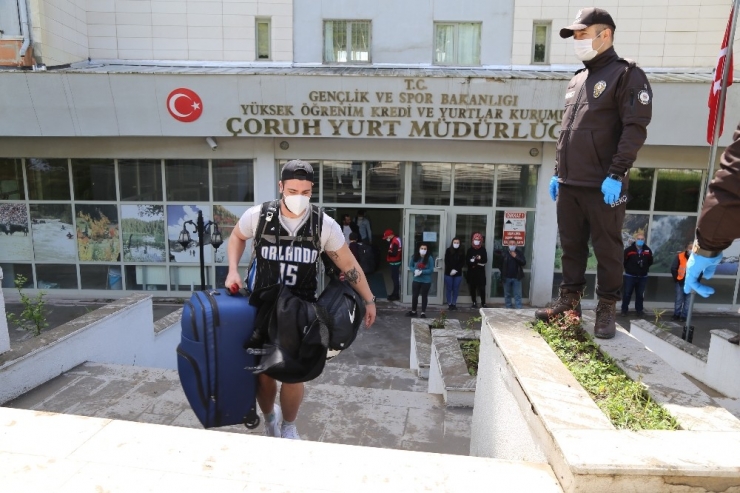 Artvin’de Karantina Süreçleri Tamamlanan 270 Türk Vatandaşı Mehteran Eşliğinde Memleketlerine Uğurlandı