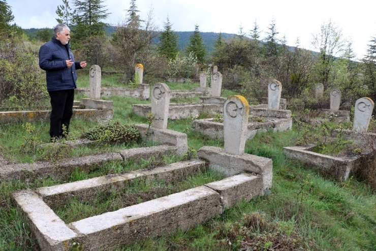 Yozgat’ta Ay Yıldız İşli, İsimsiz Taş Mezarlar Gizemini Koruyor