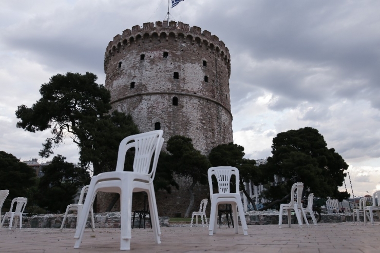 Yunanistan’da Restoran Ve Kafe Sahiplerinden "Boş Sandalyeli" Protesto