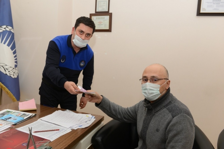 Yolda Bulduğu Parayı Zabıtaya Teslim Etti