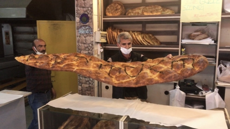 2 Metre 45 Santimlik Pide Yaparak ‘Evde Kal Türkiye’ Çağrısında Bulundu