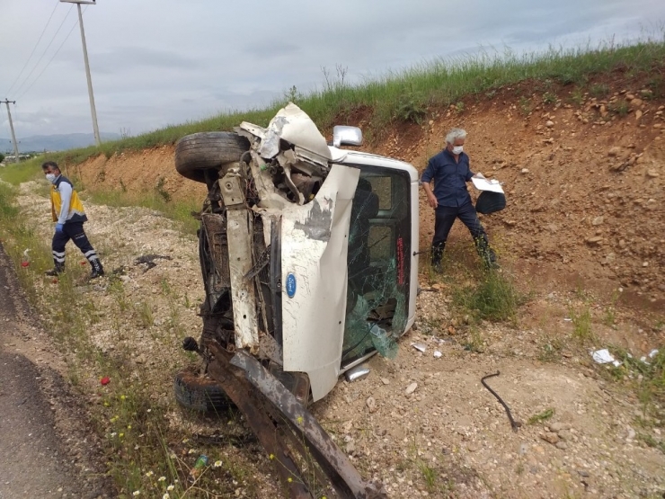 Hafif Ticari Araç Takla Attı: 4 Yaralı