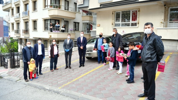 Mamak’ta Gençlerden Ailelere Yemek Dağıtımı