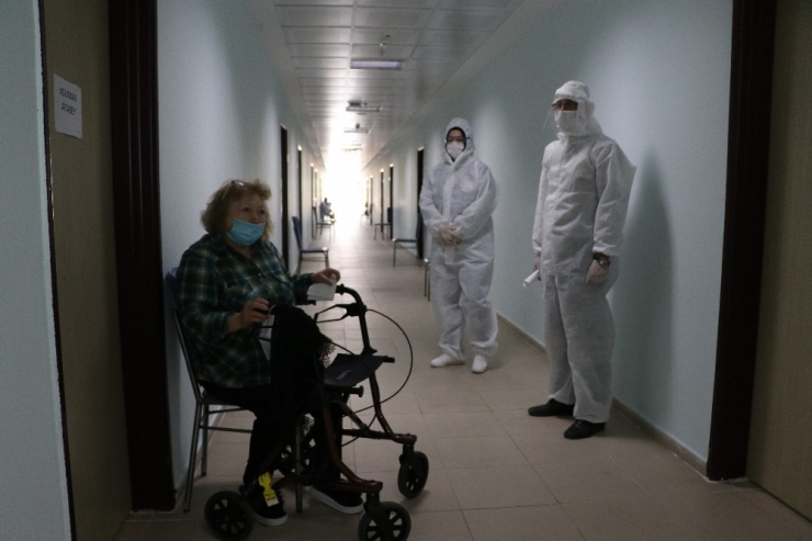 Otel Konforunda Karantinası Biten Yaşlı Teyze: "Meleklerin İçerisine Düştüm"