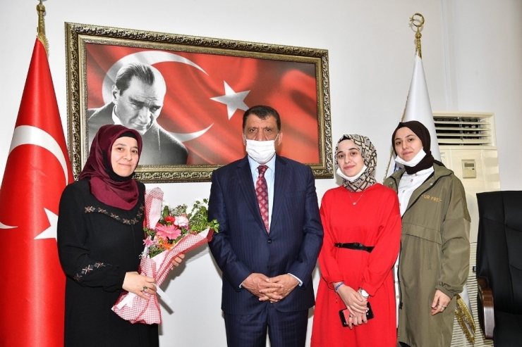 Anneme Mektup Yarışmasında Dereceye Girenlere Ödül