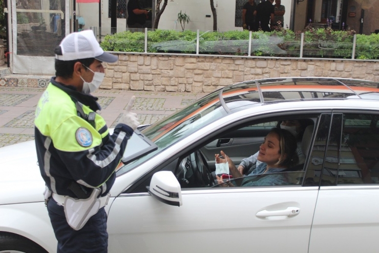 Antalya’da Sürücü İle Yolculara Maske Ve Sosyal Mesafe Denetimi