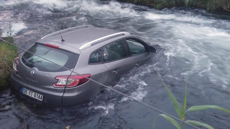 Şelaleye Uçan Otomobilden Sağ Kurtuldular