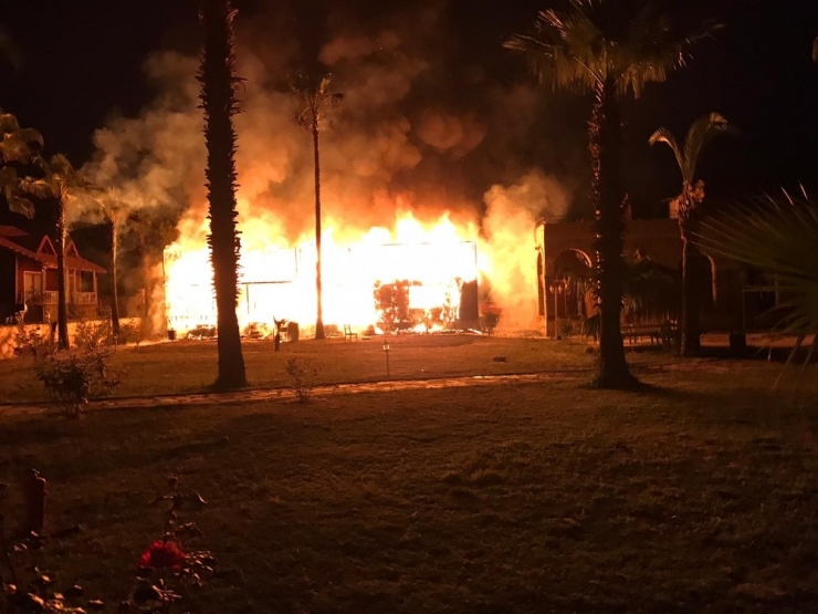 Antalya’da Otel Yangınında 2 Katlı Bungalow Kullanılamaz Hale Geldi