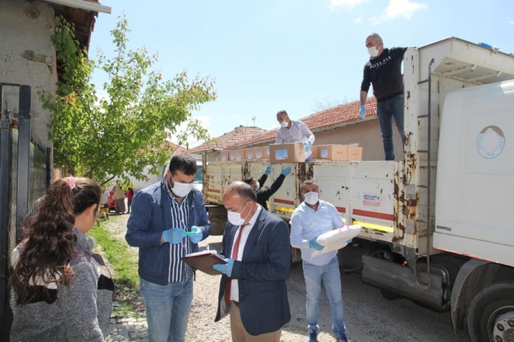 Başkan Şahiner Yardım Paketi Dağıttı
