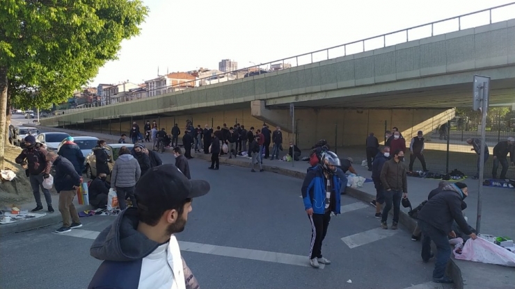 Sosyal Mesafeyi Hiçe Sayıp, Köprü Altında Açılan Tezgahlara Akın Ettiler