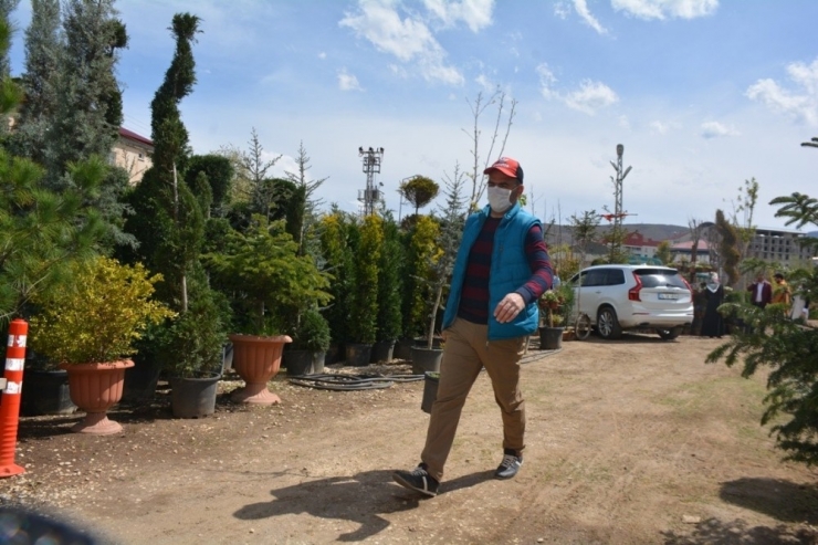 Türkiye’nin Her Bölgesinden Getirdiği Bitkilerle Botanik Bahçe Oluşturdu