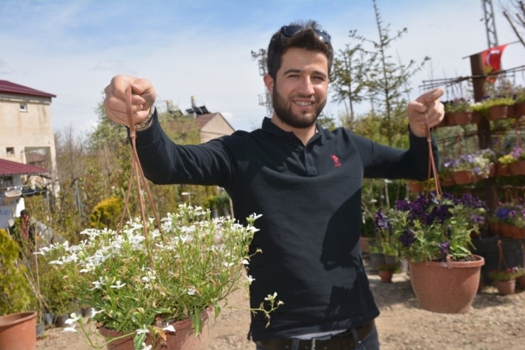 Türkiye’nin Her Bölgesinden Getirdiği Bitkilerle Botanik Bahçe Oluşturdu