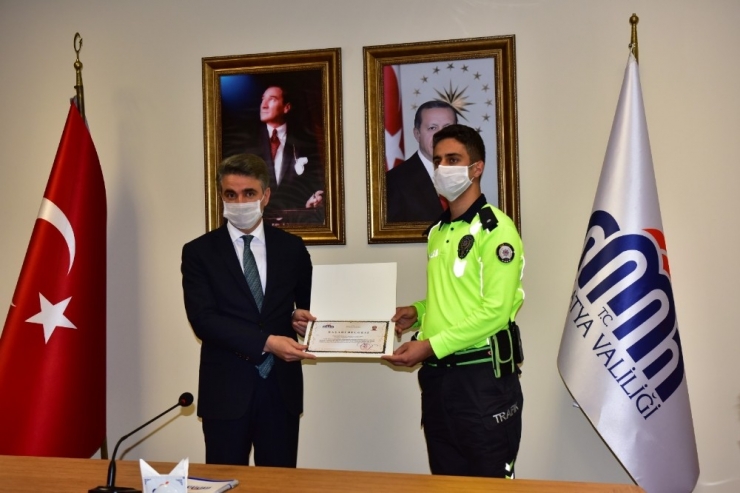 Vali Baruş’tan Başarılı Trafikçilere Teşekkür Belgesi
