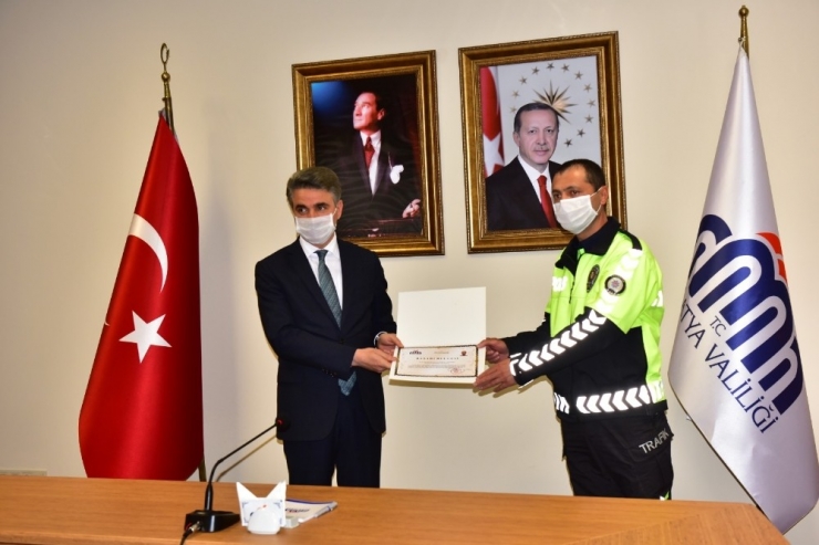 Vali Baruş’tan Başarılı Trafikçilere Teşekkür Belgesi