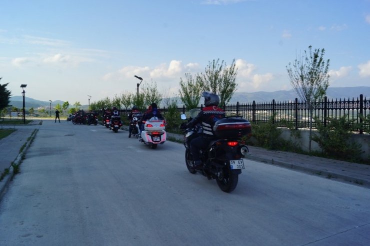 Motosiklet Tutkunlarından Hastalara Ve Sağlıkçılara Moral