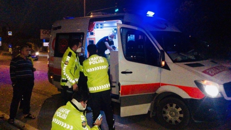 Kırmızı Işıkta Geçen Otomobil Sürücüsü Trafik Ekiplerine Çarptı: 4 Yaralı