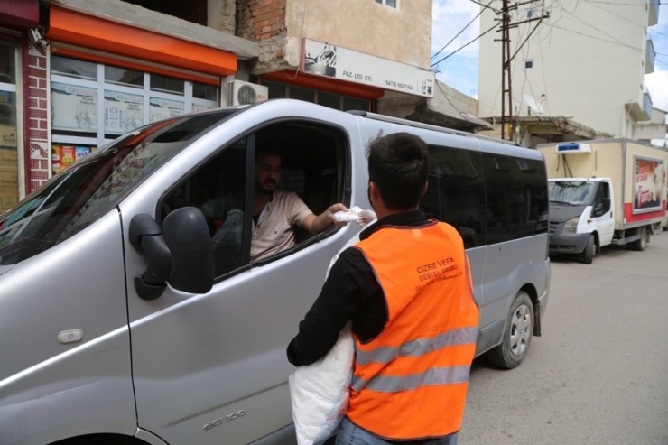 Cizre Belediyesi Vatandaşlara Maske Dağıtmaya Devam Ediyor