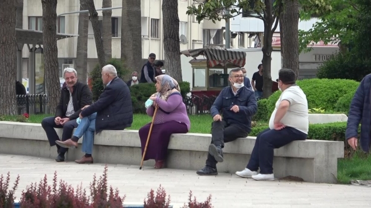 Sokakta Vatandaşlar Sosyal Mesafeyi Hiçe Saydılar