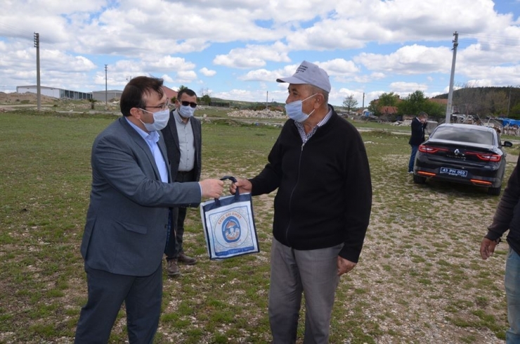 Emet Belediyesi Halka Dezenfekte Ürünleri Ve Maske Dağıtıyor